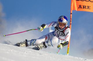 Lindsey Vonn makes her comeback to competitive skiing following a six