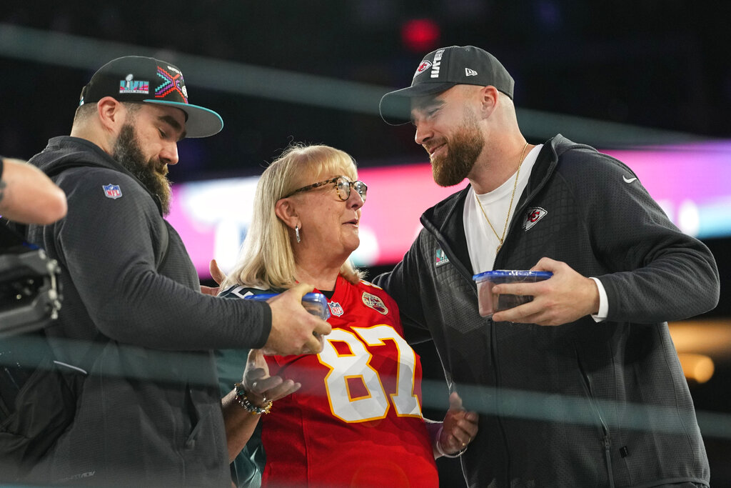 Caitlin Clark Talks NIL Opportunities, Transfer Portal on Kelce Podcast