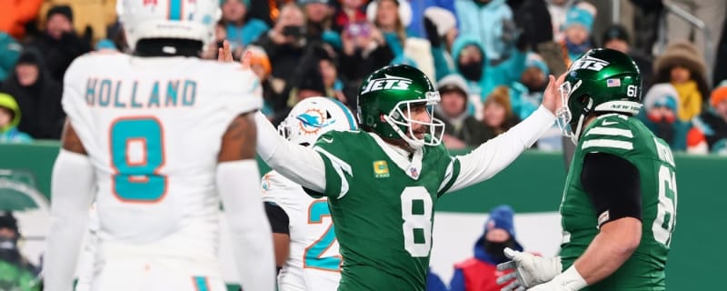 Jets accidentally bring team banner out upside down in pregame display