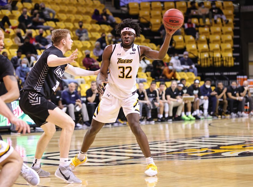 Men's Basketball Surge To 83