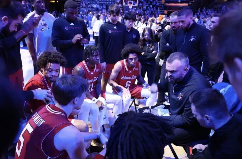 Strong Start Leads Men's Basketball Past Arkansas