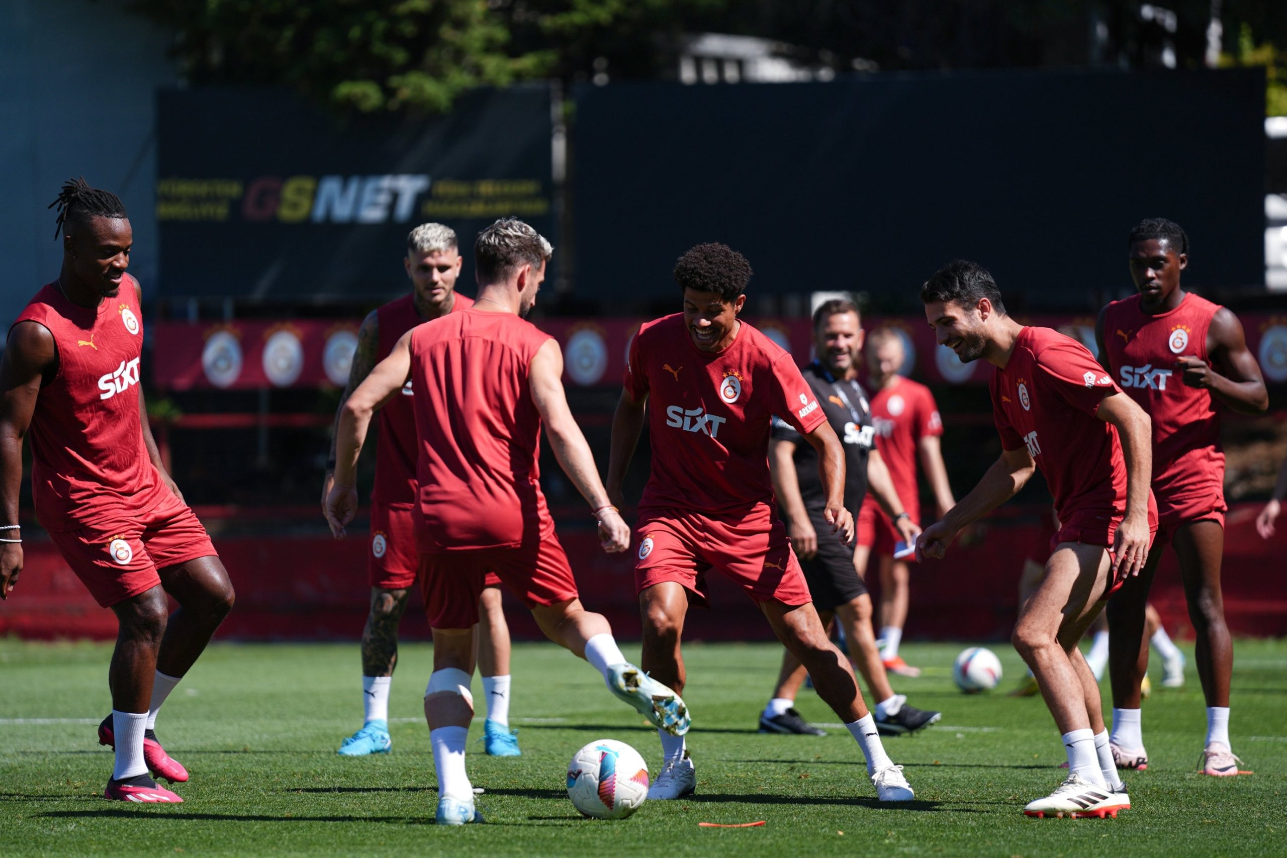 Milan squad work on switching play and close control in training drills – video