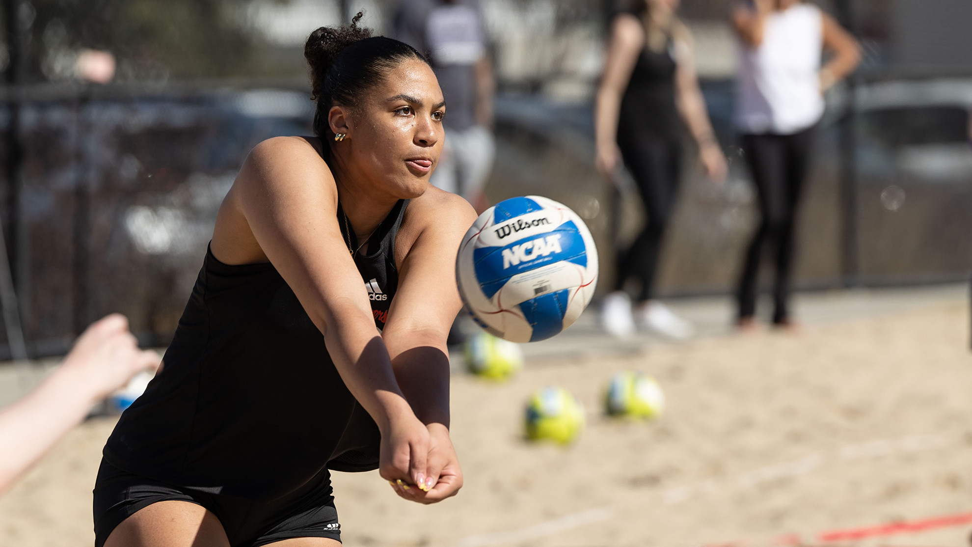 Beach Volleyball Sweeps Lynchburg, College of Charleston in Chanticleer Challenge