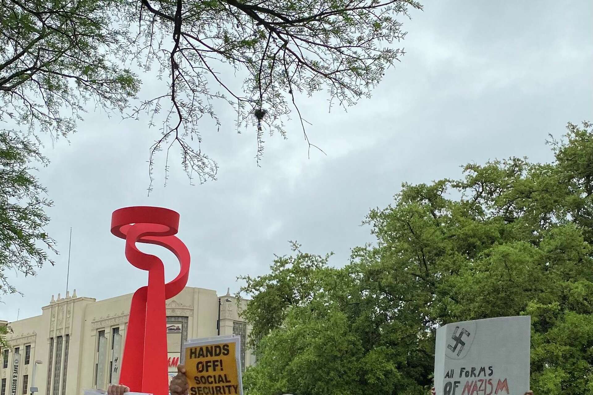 Shaquille O'Neal visits his alma mater in San Antonio during Final Four weekend