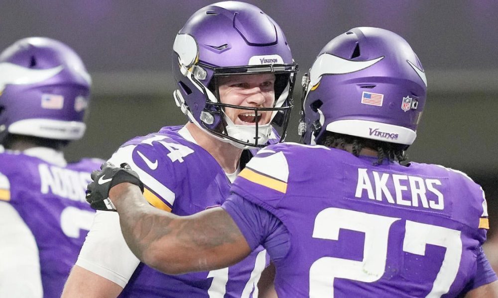 Vikings split Senior Day doubleheader with Thunder