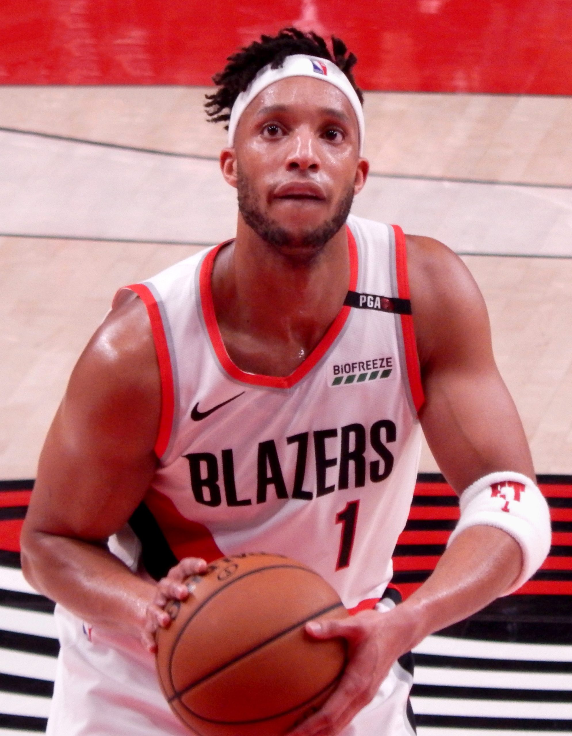 Peoria native finds new NCAA basketball home out west