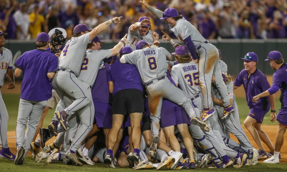 LSU walks off against Arkansas after devastating outfield mistake