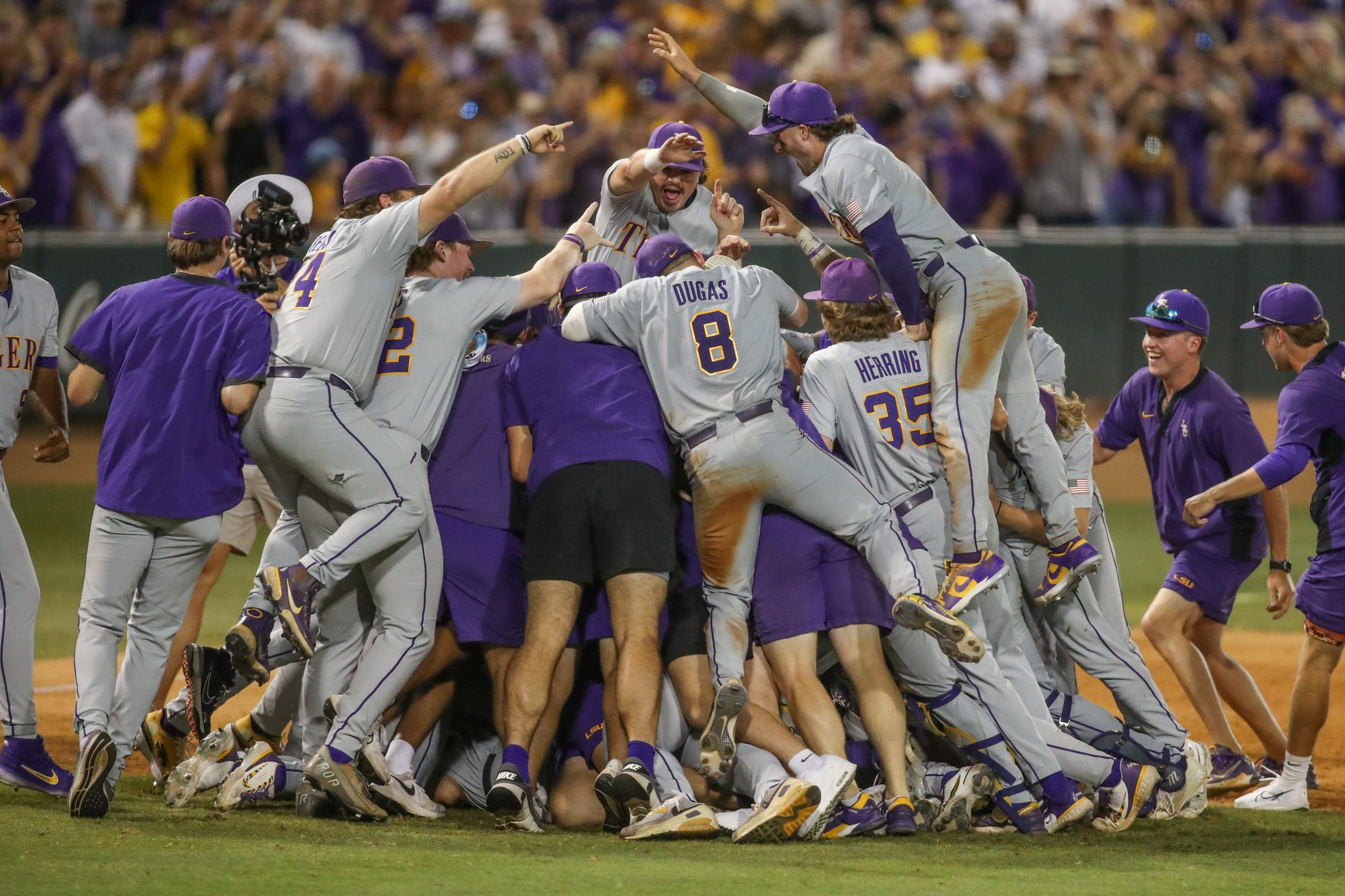 LSU walks off against Arkansas after devastating outfield mistake