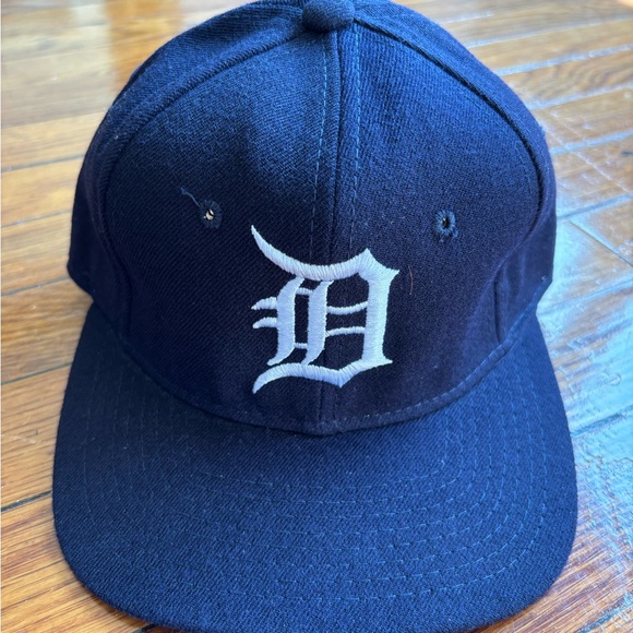 Detroit Tigers sign 8