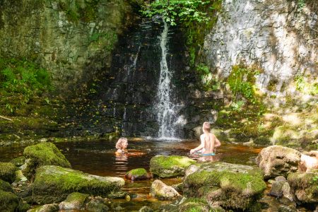 Mimi Rhodes banks in wild hole