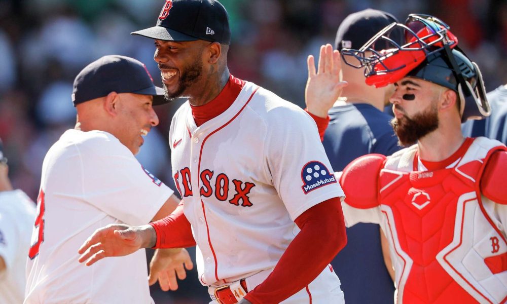 Red Sox manager Alex Cora gives Ceddanne Rafaela Gold Glove endorsement